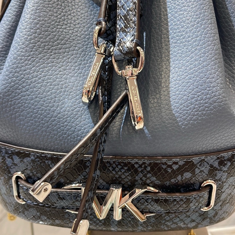 MICHAEL KORS 
Reed Md Pebbled Lthr Belted Bucket Messenger Satchel Crossbody
NWT - Picture 15 of 16